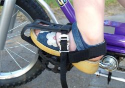 support-pedal-with-heel-strap